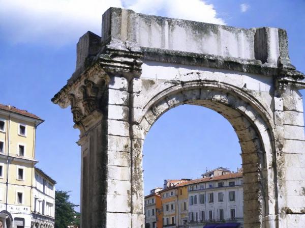 Триумфальная арка Сергиус фото