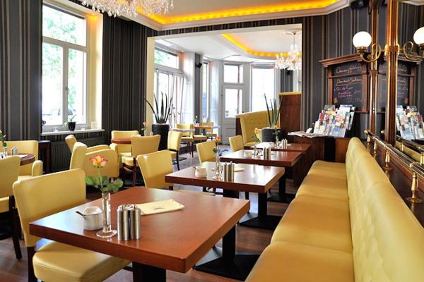 Lloyd´s Cafe & Bar фото