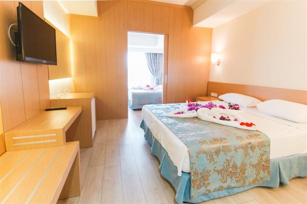 Номер в L'Oceanica Beach Resort Hotel фото