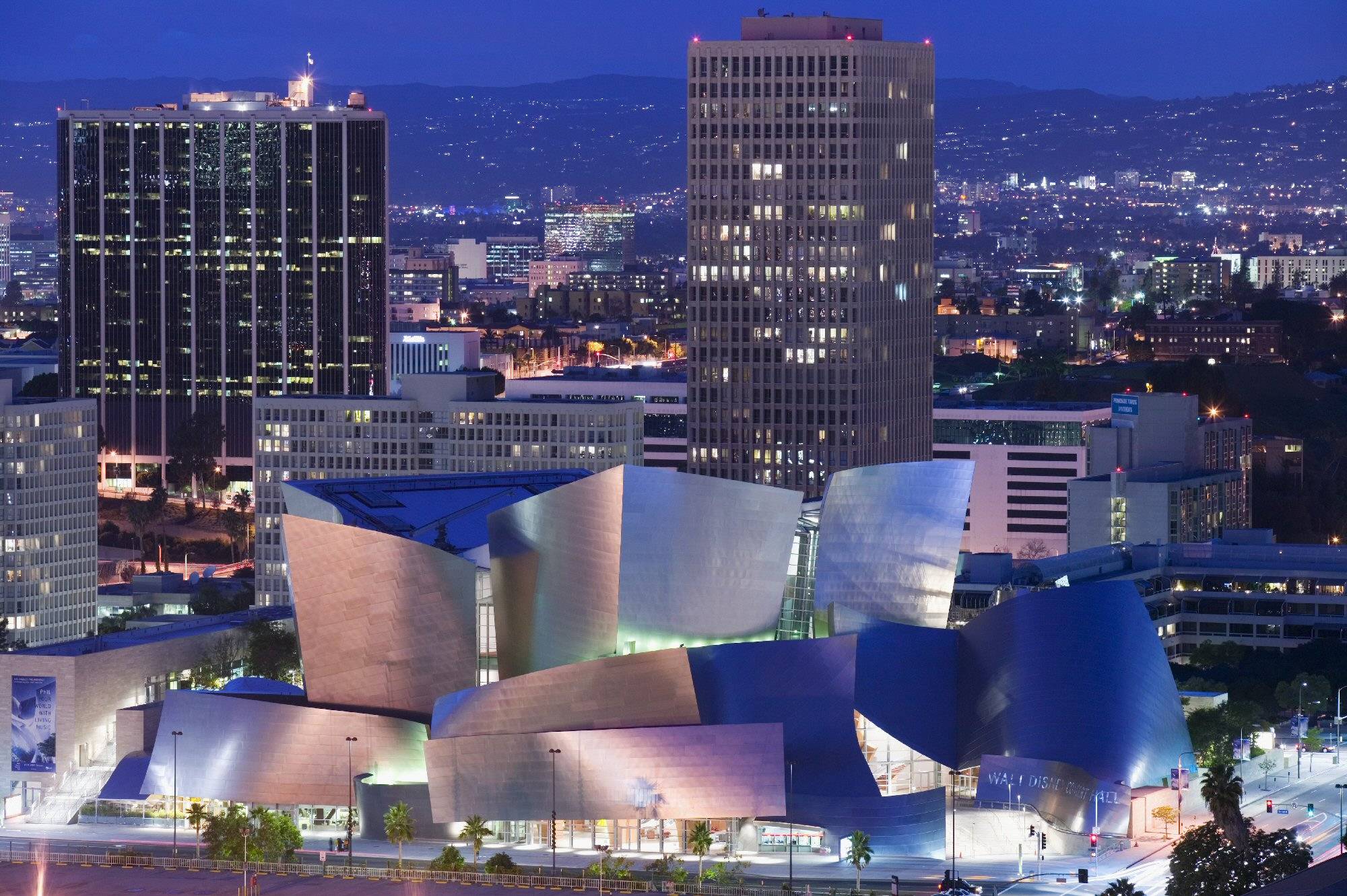 Концертный зал уолта диснея. Концертный зал Уолта Диснея в Лос-Анджелесе, США. Фрэнк Гери концертный зал Диснея в Лос Анджелесе. Концертный зал имени Уолта Диснея Лос-Анджелес. Концертный зал Уолта Диснея в Лос-Анджелесе архитектура.