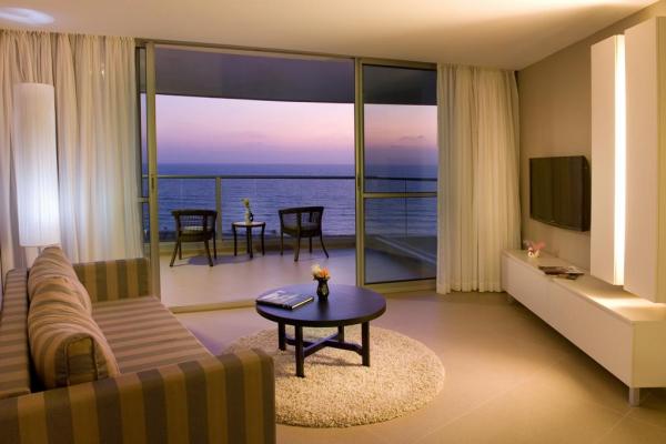 Номер в Ramada Hotel and Suites Netanya фото