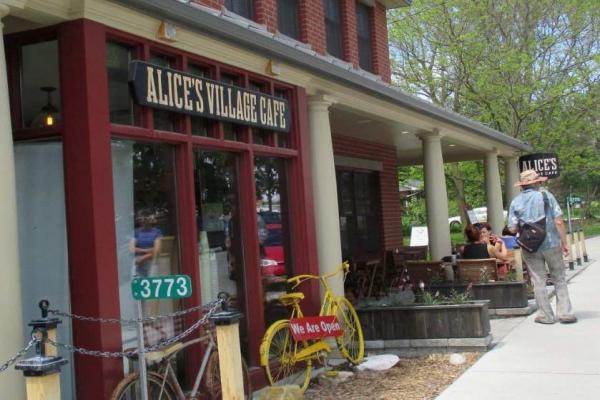 Alice´s Village Cafe фото