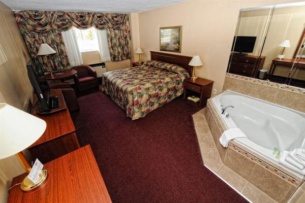 Номер в Adam's Airport Inn фото