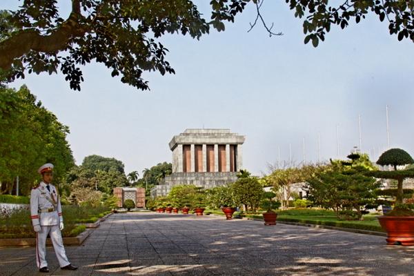 Площадь Бадинь: мавзолей, дом и музей Хо Ши Мина, Президентский дворец фото