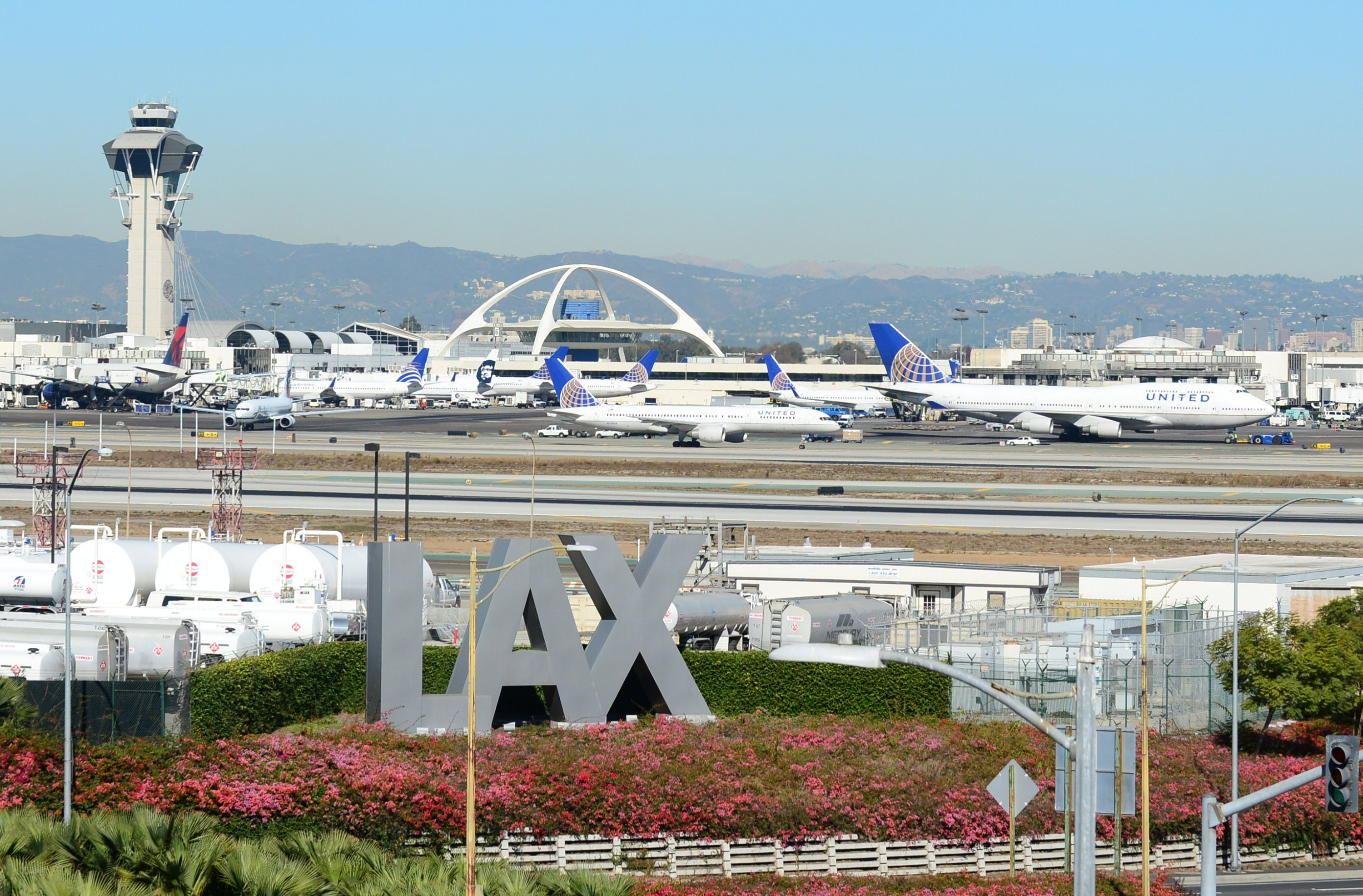 Airport usa. Международный аэропорт Лос-Анджелеса. Аэропорт в Лос Анджелесе. LAX аэропорт. Аэропорт Йокогама.