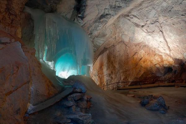 Ледяная пещера Айсризенвельт фото