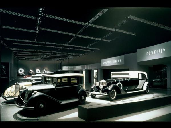 Музей Mercedes-Benz фото