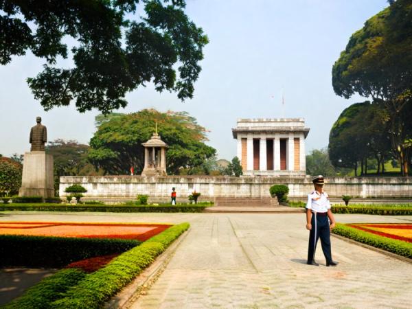Площадь Бадинь: мавзолей, дом и музей Хо Ши Мина, Президентский дворец фото