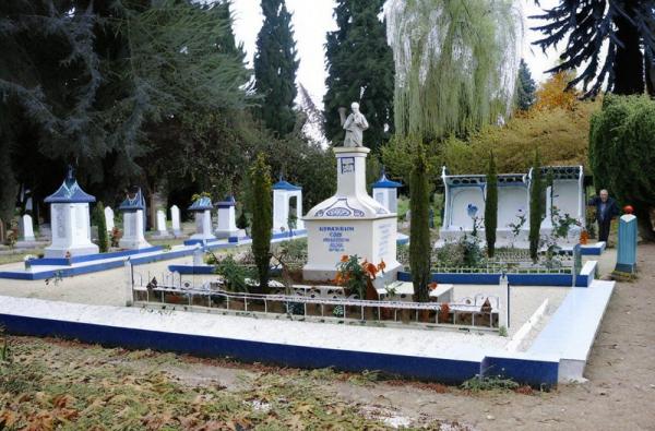 Кладбище Сент-Женьев-де-Буа фото